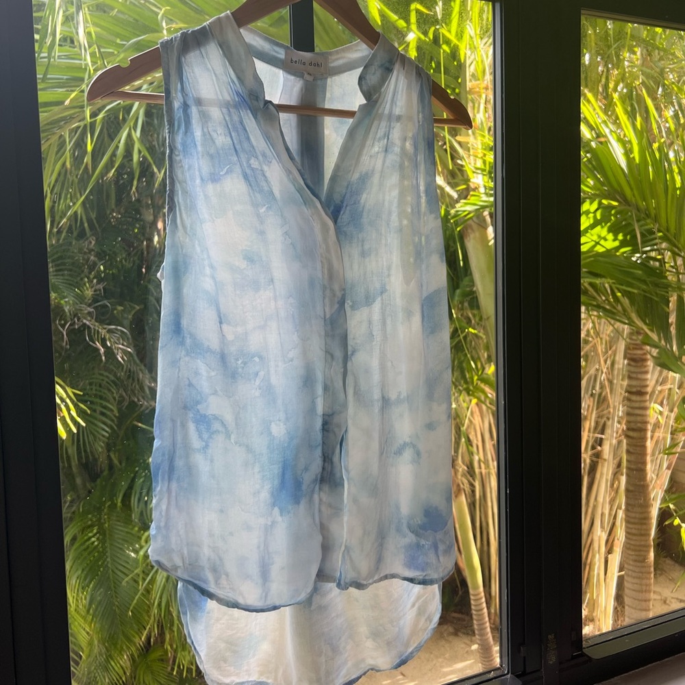 Semi shear button up tank in XS